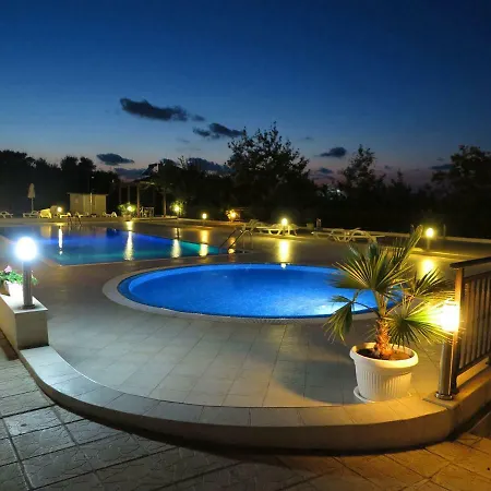 アパートホテル Menada Apolon 3*