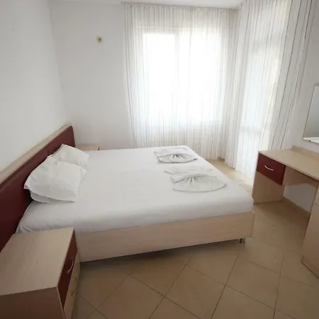 Menada Apolon アパートホテル